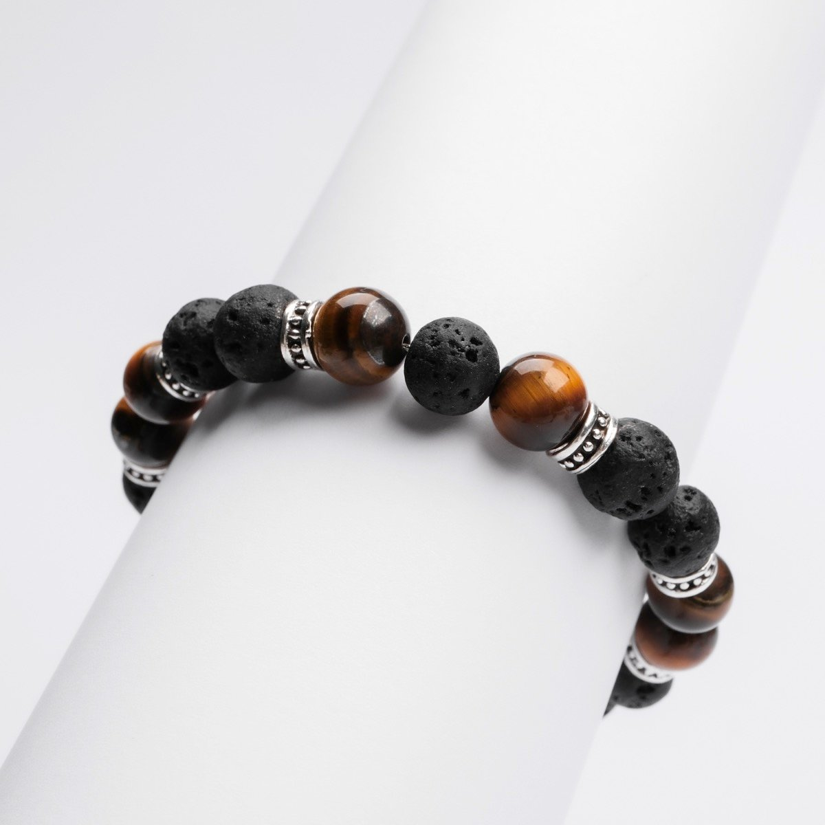 "Superset" is het Engelse woord voor wiskundige superset. Onze "Superset"-armbanden gaan dus over niets minder dan het grotere geheel! Laat je unieke stuk echte tijgeroog en lavakralen je inspireren tot een beetje nederigheid en vergeet nooit dat je slechts een mens bent die rondloopt op onze prachtige planeet.