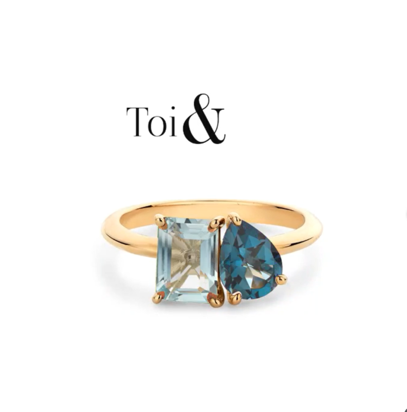 Een Toi et Moi-ring (Frans voor “Jij en Ik”) is een romantische ringstijl waarbij twee stenen naast elkaar geplaatst zijn, symbolisch voor twee zielen die samenkomen in liefde en verbondenheid. Deze stijl dateert al uit de 18e eeuw en werd populair door Napoleon Bonaparte, die er één gaf aan zijn geliefde Joséphine. Hier is onze Toi et Moi-ring uitgevoerd met een Swiss Blue topaas in Emerald shape en een London blue topaas in Pear shape