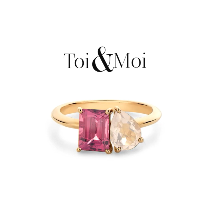 Een Toi et Moi-ring (Frans voor “Jij en Ik”) is een romantische ringstijl waarbij twee stenen naast elkaar geplaatst zijn, symbolisch voor twee zielen die samenkomen in liefde en verbondenheid. Deze stijl dateert al uit de 18e eeuw en werd populair door Napoleon Bonaparte, die er één gaf aan zijn geliefde Joséphine. Hier is onze Toi et Moi-ring uitgevoerd met een Roze Tourmaline Emerald shape en een Rose Quartz Pear shape.