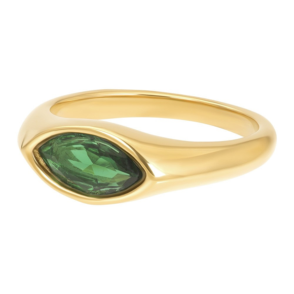 De iXXXi ring Fame Jolie Emerald is een brede single ring, is gemaakt van stainless steel en is voorzien van een goudkleurige plating. De ring bestaat uit een glad design met zegel op de voorzijde die is ingelegd met een grote groenkleurige steen. 
