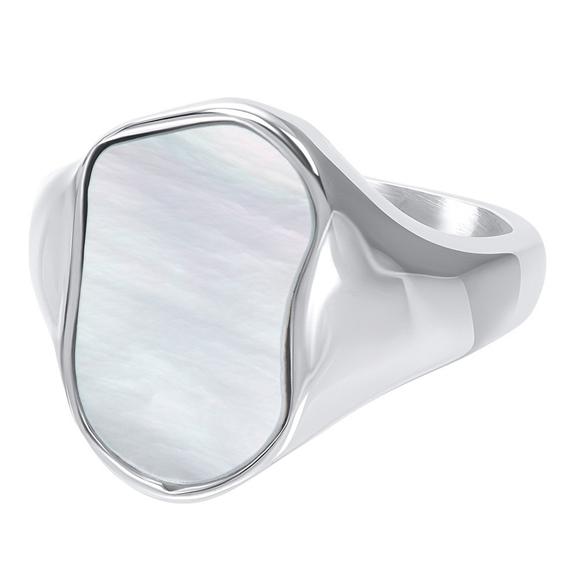 De iXXXi ring Fame Isla is een brede single ring gemaakt van stainless steel. De ring heeft het design van een zegelring in een organische vorm. Single ring Isla is ingelegd met witkleurige 'shell' waardoor je instant eiland vibes krijgt. 