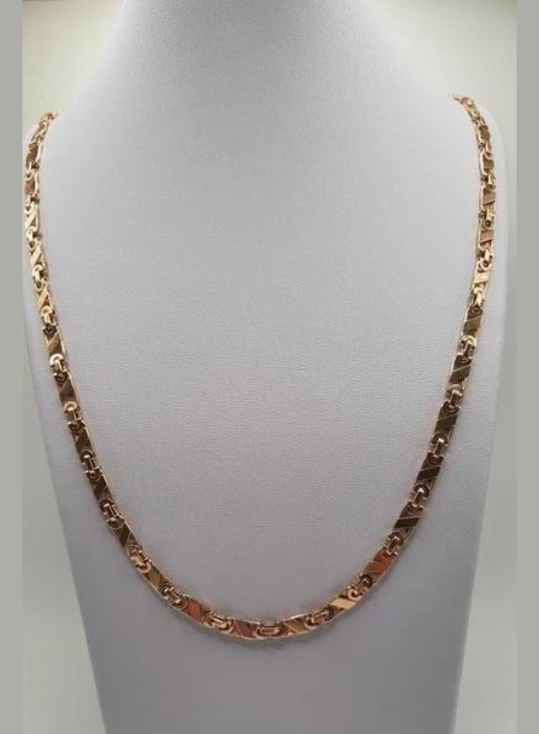 De gouden ketting, modelnummer 0002285, uit de categorie JUWEEL, is een elegante 14kt gouden halsketting. Hij is 650 mm lang, 5 mm breed en weegt 25,56 gram. Perfect voor een stijlvolle look, geschikt voor zowel dagelijks gebruik als speciale gelegenheden. Draag hem solo of combineer met andere kettingen voor een trendy statement.