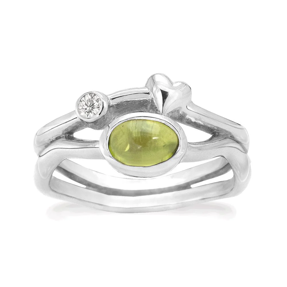 Deze sterling zilveren ring heeft een mooie 7 x 5 mm peridoot. De ringband is versierd met een sterling zilveren hartje en een 2,5 mm zirkonia.