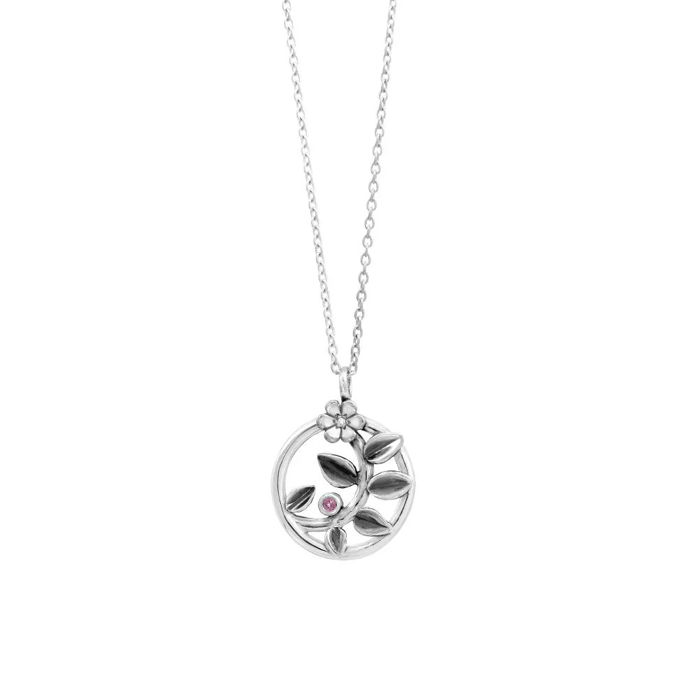 Deze sterling zilveren ketting kan op de twee lengten gedragen worden, 42 cm en 45 cm. De hanger bevat geoxideerde blaadjes met een 2 mm ronde gefacetteerde roze toermalijn. Het bloemetje is afgewerkt met een 2 mm ronde zirkonia.