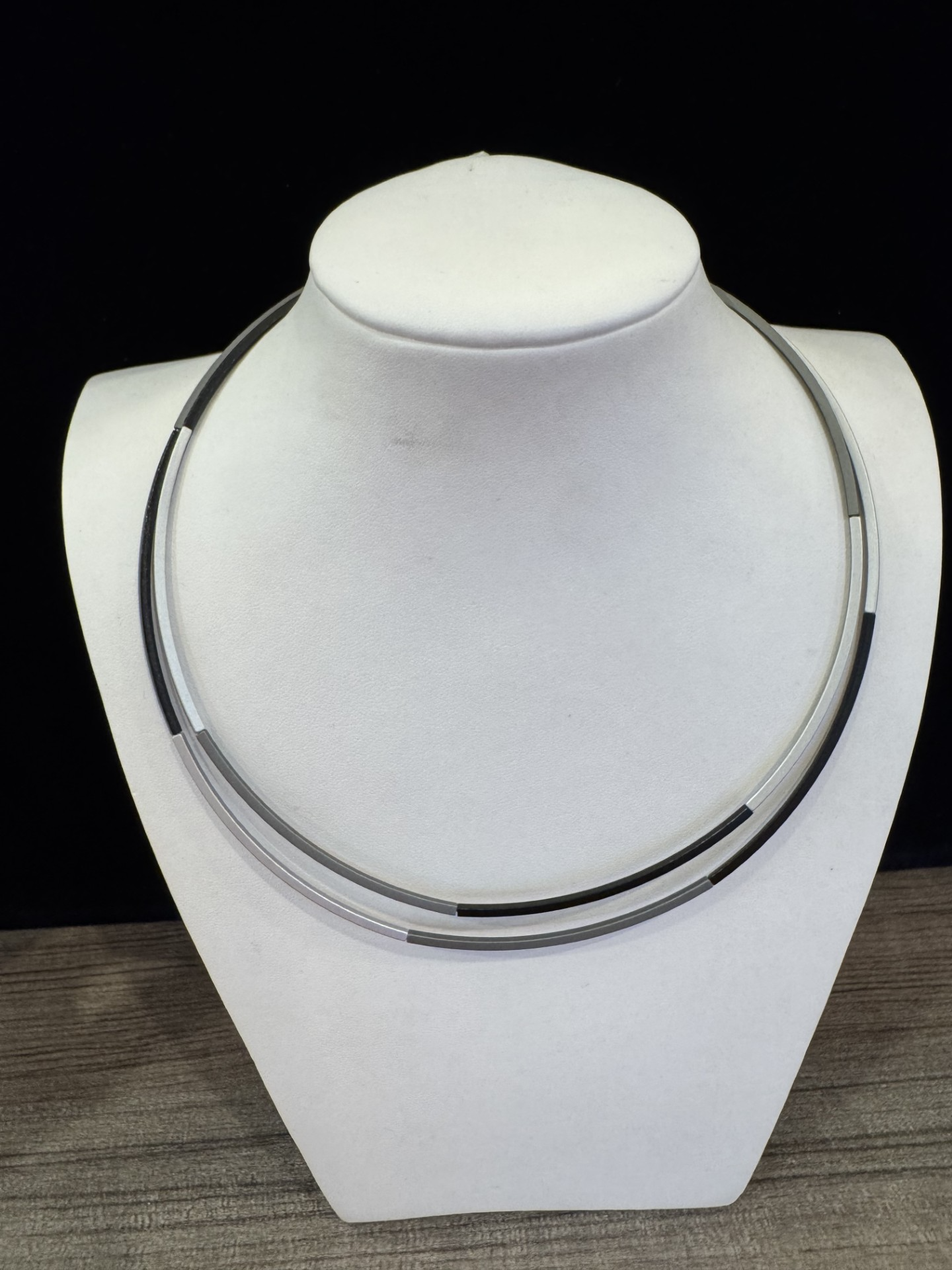 Stalen collier 2 draden met aluminium balkjes zwart, grijs, zilver