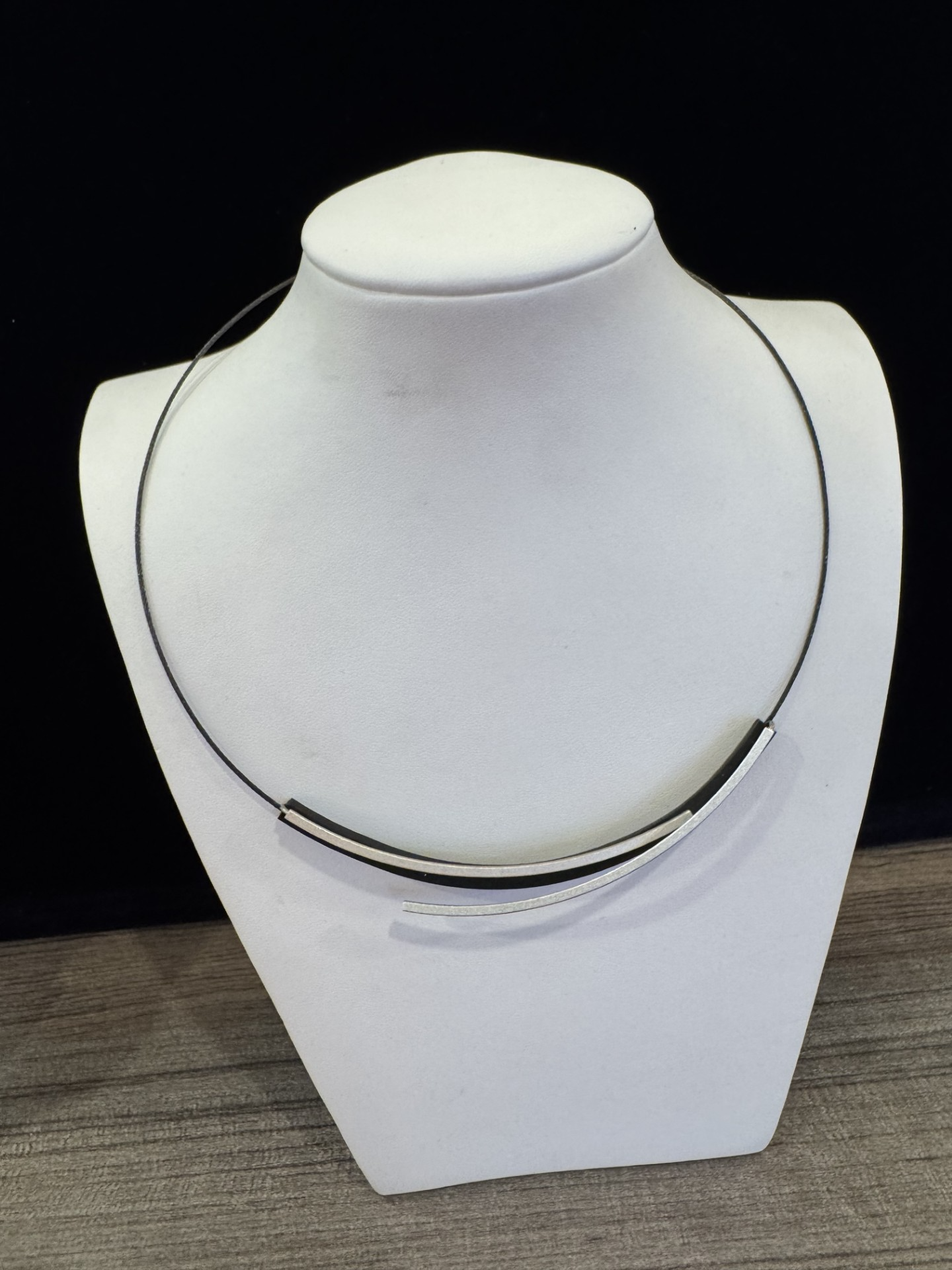 Stalen collier zwart + rubberen balk + aluminium balken zilver en goud
