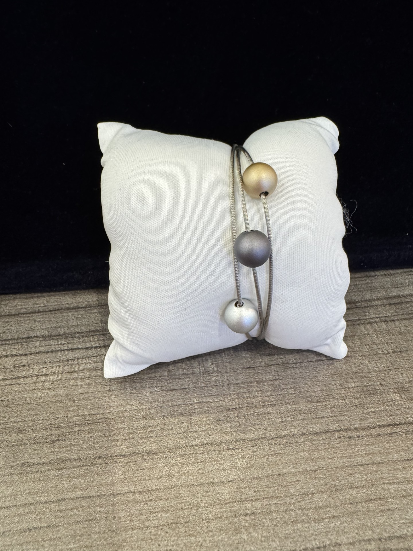 Stalen armband 3 draden + 3x bol goud, zilver, grijs
SA3x+3x bol gd-zi-gr