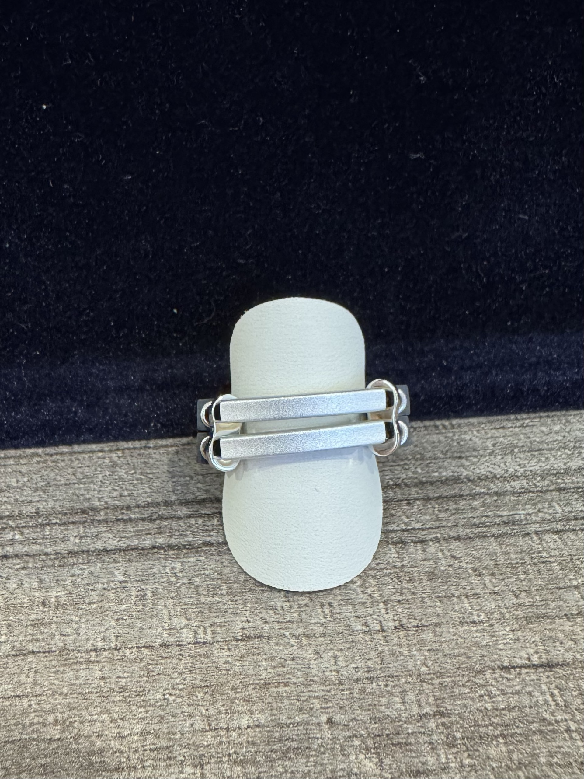 Rubberen ring 2 banden + aluminium balken 2x grijs
- geen vaste maat de ring is rekbaar.
