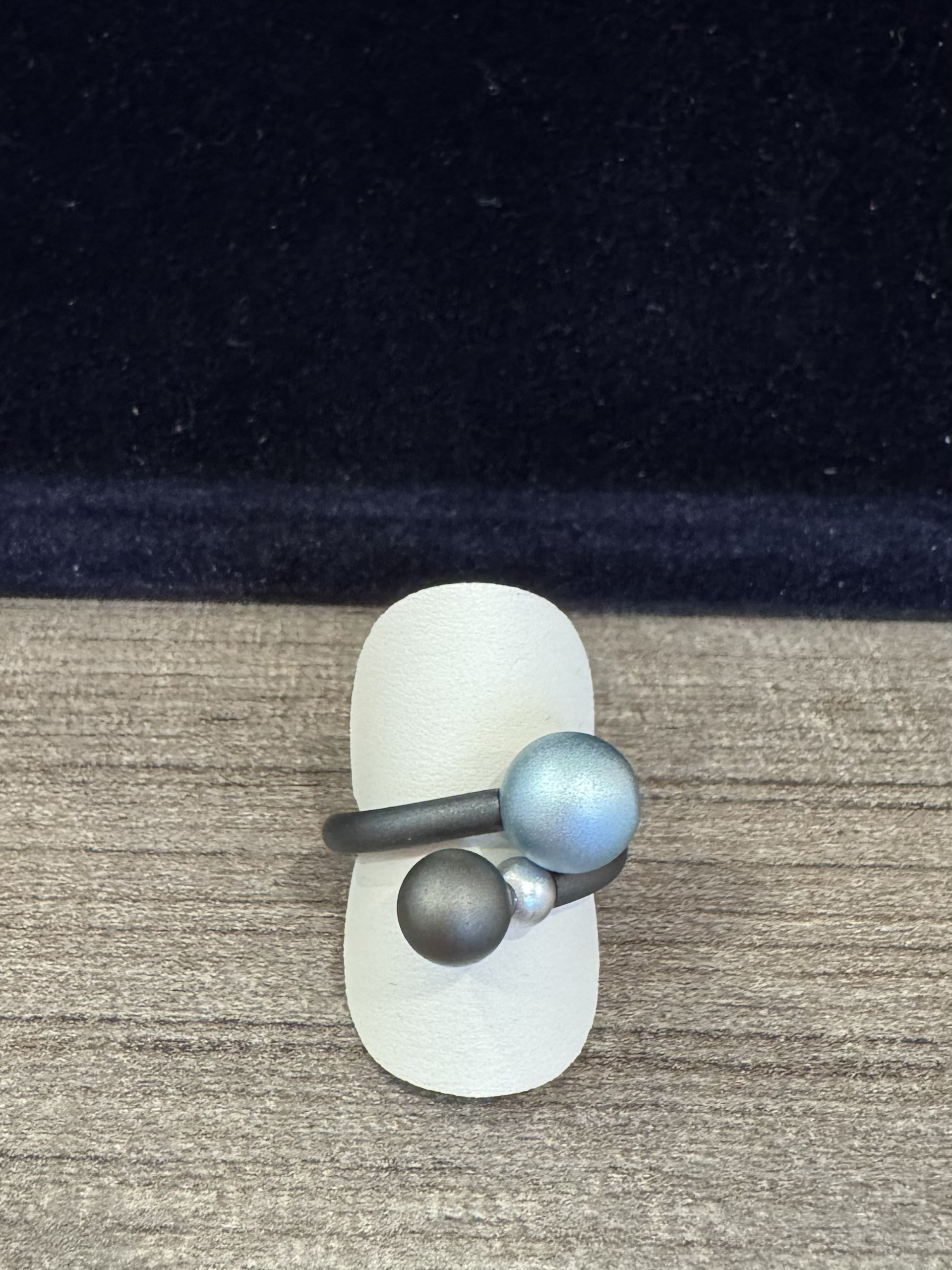 Aluminium ring rubber antraciet  3 bollen lichtblauw, zilver, grijs
- maat is flexibel 