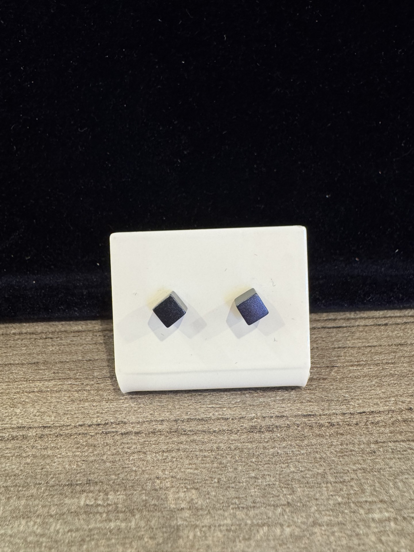 Aluminium oorbel Kubus donkerblauw
