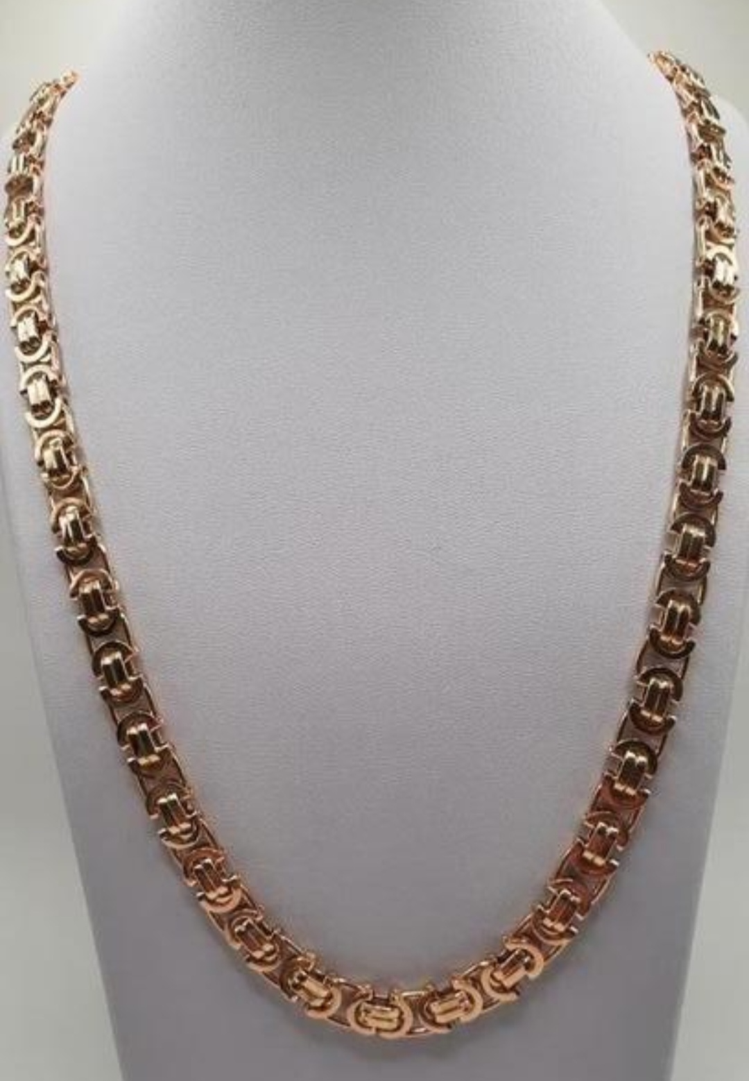 De gouden ketting BREA-JOY-0003939 is een verfijnde halsketting van een onbekend merk, gemaakt van 14 karaats goud. Hij meet 70 cm met een gewicht van 69,4 gram en een breedte van 8,2 mm. Perfect om solo te dragen voor een elegante look of te combineren met andere kettingen voor een gelaagd effect.