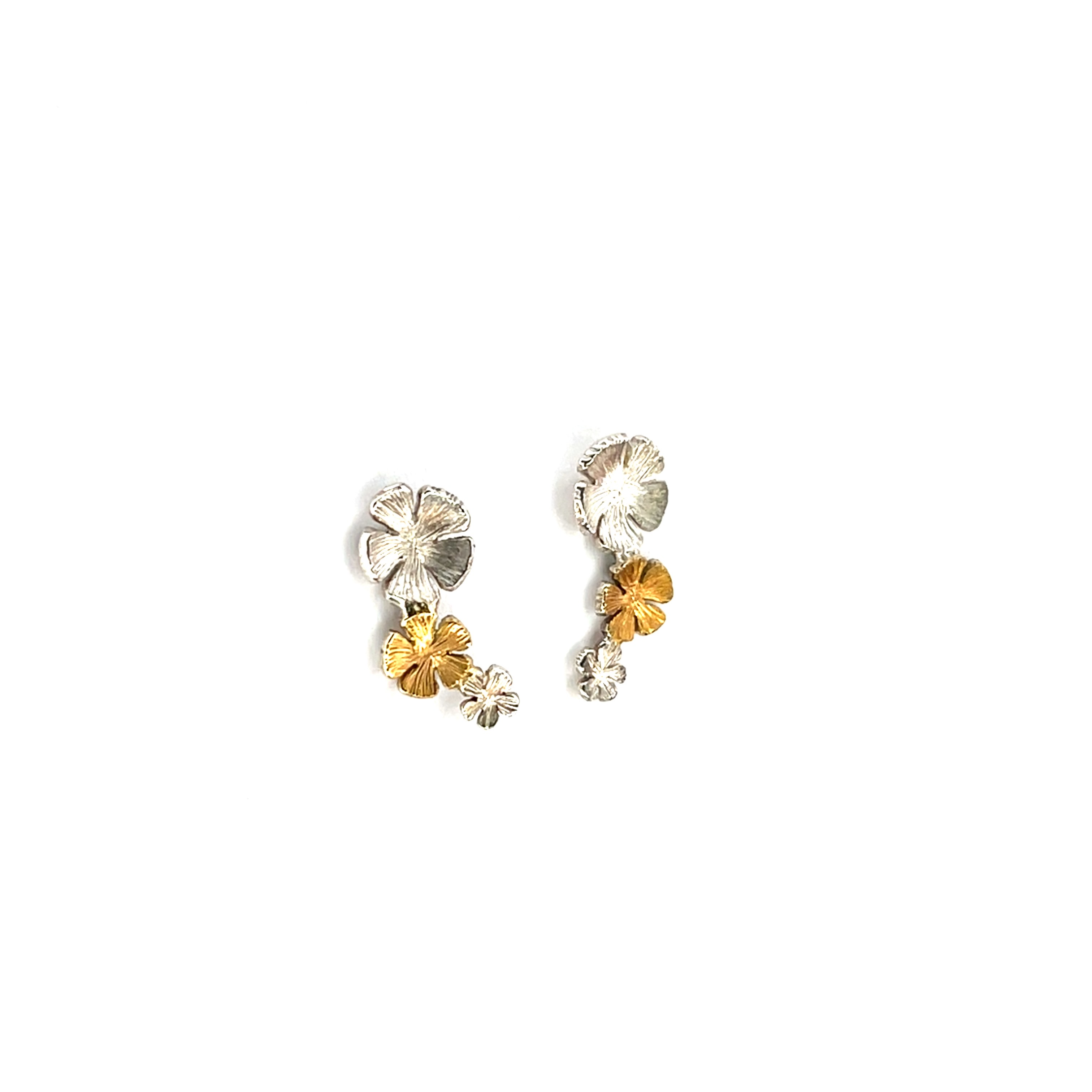 Bijzondere oorbellen uit een hele collectie speciaal ontworpen sieraden met vergeet me nietjes. Een klein vergeet-mij-nietje heeft een sterke symbolische waarde. De bloem staat voor trouw en oneindige liefde. Met het dragen of geven van deze gouden of zilveren sieraden geeft u een extra betekenis aan uw liefde.

Maak een afspraak en kom deze oorstekers passen! Of bestel ze gelijk, dan sturen we deze mooi verpakt naar je toe