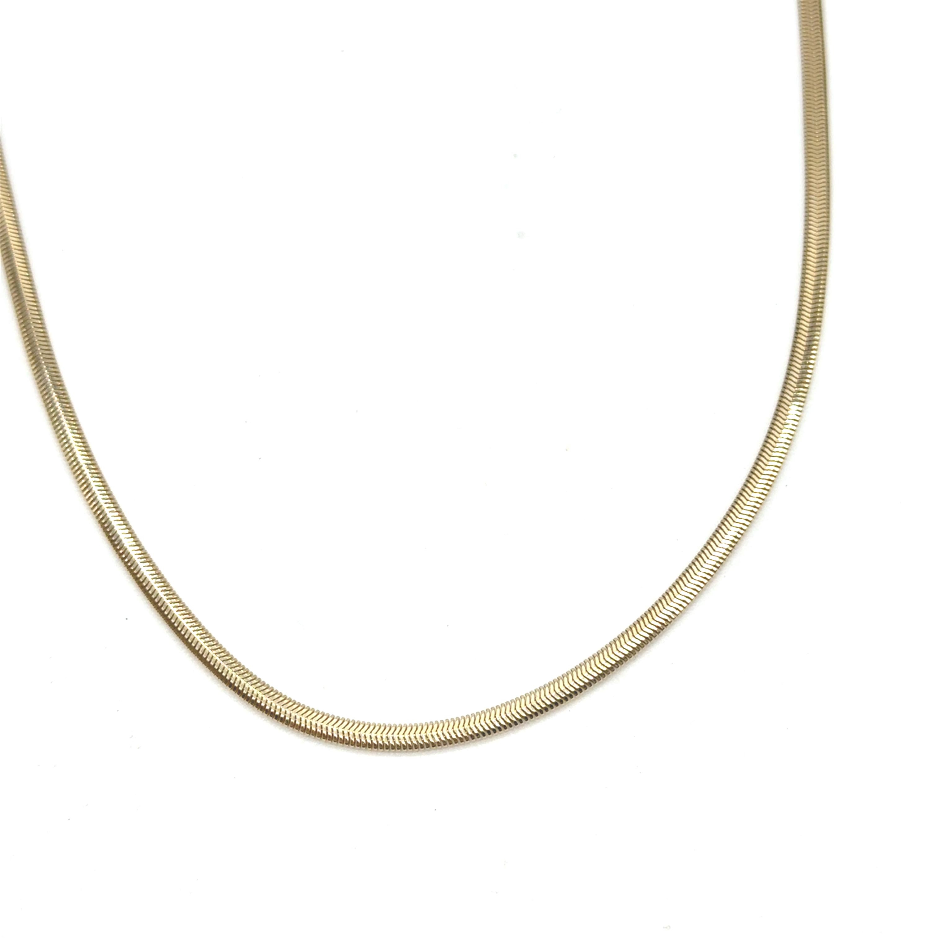 De geelgouden visgraat schakelketting heeft een breedte van 1,7 mm en weegt 9,1 gram. Gemaakt van 14-karaats goud, heeft het een gouden kleur en een glanzende afwerking. Ideaal als subtiele, elegante toevoeging bij elke outfit. Perfect te dragen als statement stuk, zowel solo als met een hanger. 