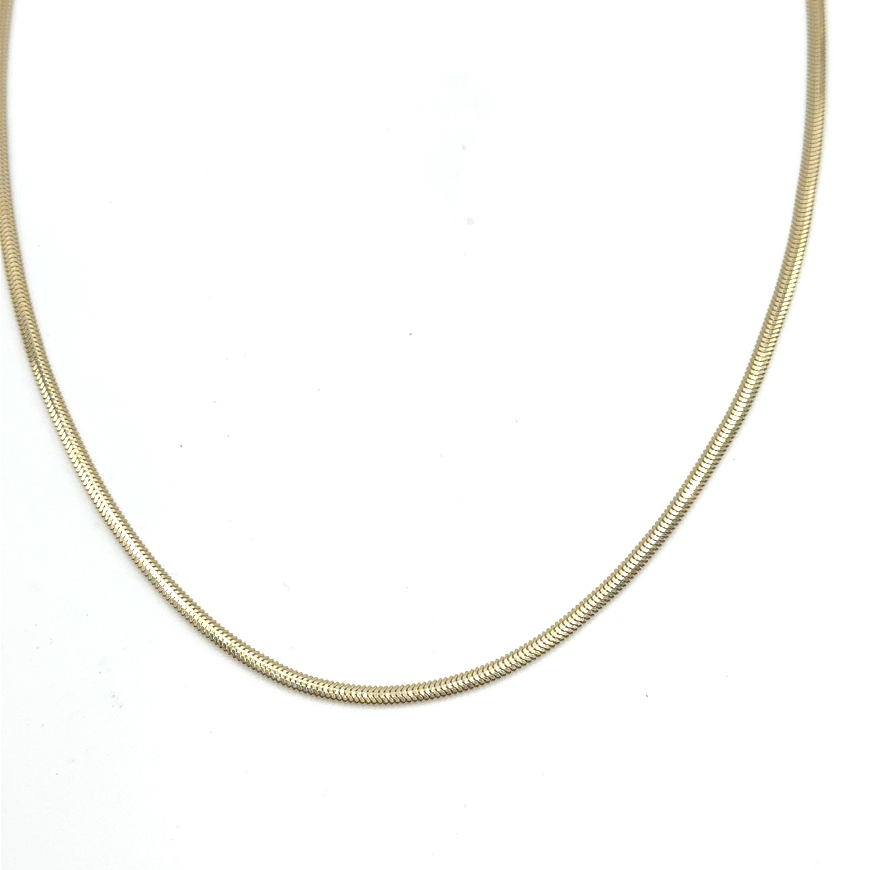 De geelgouden visgraat schakel ketting is een prachtige ketting met een breedte van 1,3 mm. Vervaardigd van 14-karaats goud, straalt deze geelgouden ketting elegantie uit. Met een gewicht van 5 gram en een lengte van 45 cm valt hij prachtig op de borst. Perfect om solo te dragen voor een verfijnde look.