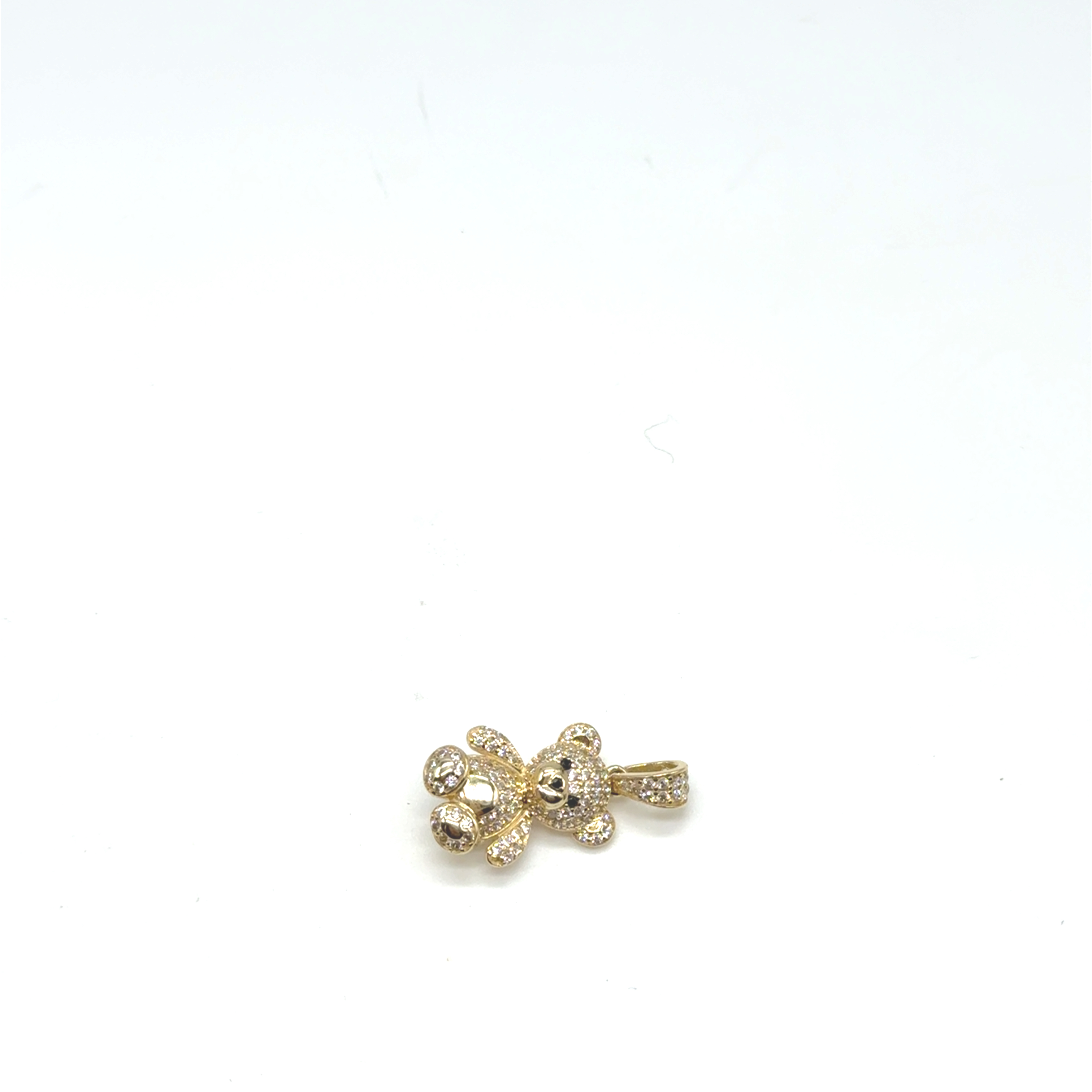 De geelgouden hanger in de vorm van een beertje is een schitterende toevoeging aan uw sieradencollectie. Met fonkelende witte zirkonia-steentjes en een gewicht van 3,5 gram straalt het luxe uit. Perfect om te dragen op een elegante gouden ketting, ideaal voor zowel dagelijks gebruik als speciale gelegenheden. Voeg een vleugje glamour toe aan elke outfit.