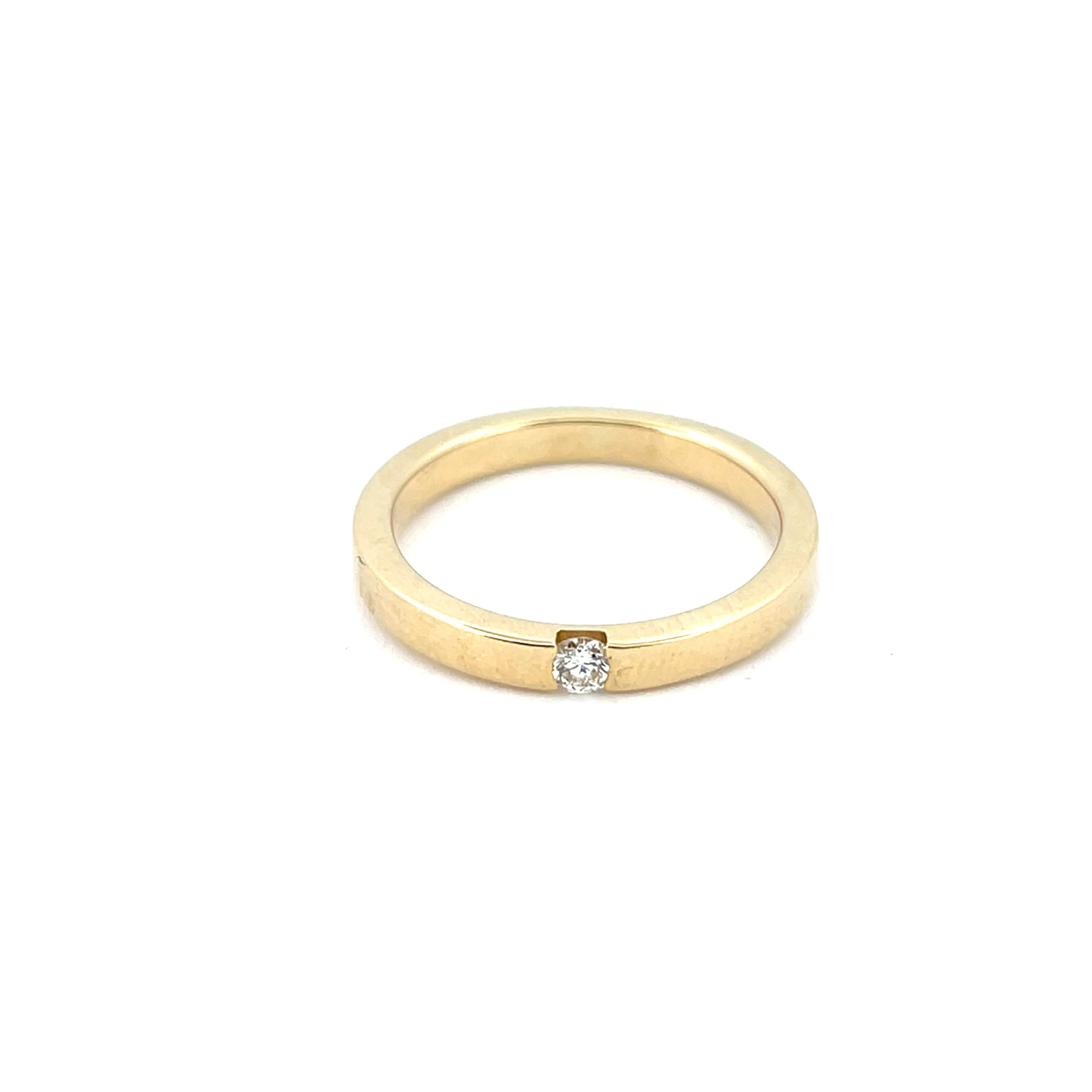 Makkelijk te combineren klassieke ring van 14 karaat geelgoud met een diamant. Past bij elke stijl en is mooi bij een andere ring aan te schuiven.