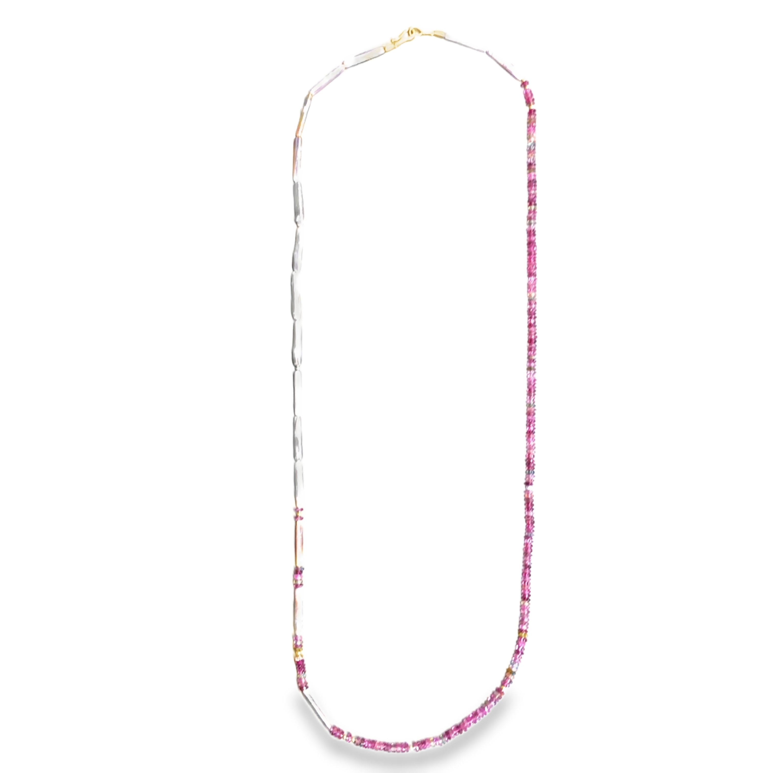 Diese exquisite Turmalin rosa SWPerlenkette aus 750er Gold vereint Eleganz und Stil. Die langen, rosafarbenen Süsswasserperlen in Kombination mit den Pink und rosafarbenen Turmalinen verleihen jedem Outfit einen Hauch von Luxus. Perfekt geeignet für festliche Anlässe oder als stilvolles Statement-Piece im Alltag. Tragen Sie sie allein oder kombinieren Sie sie mit anderen Schmuckstücken für einen individuellen Look. Die kette hat ein Gesamtlänge von 90cm und kann daher auch doppelt getragen werden. UNIKAT, gefertigt im KISSNER. Meisteratelier Schwetzingen.

Kategorie: Schmuck  
Schmucktyp: Halskette