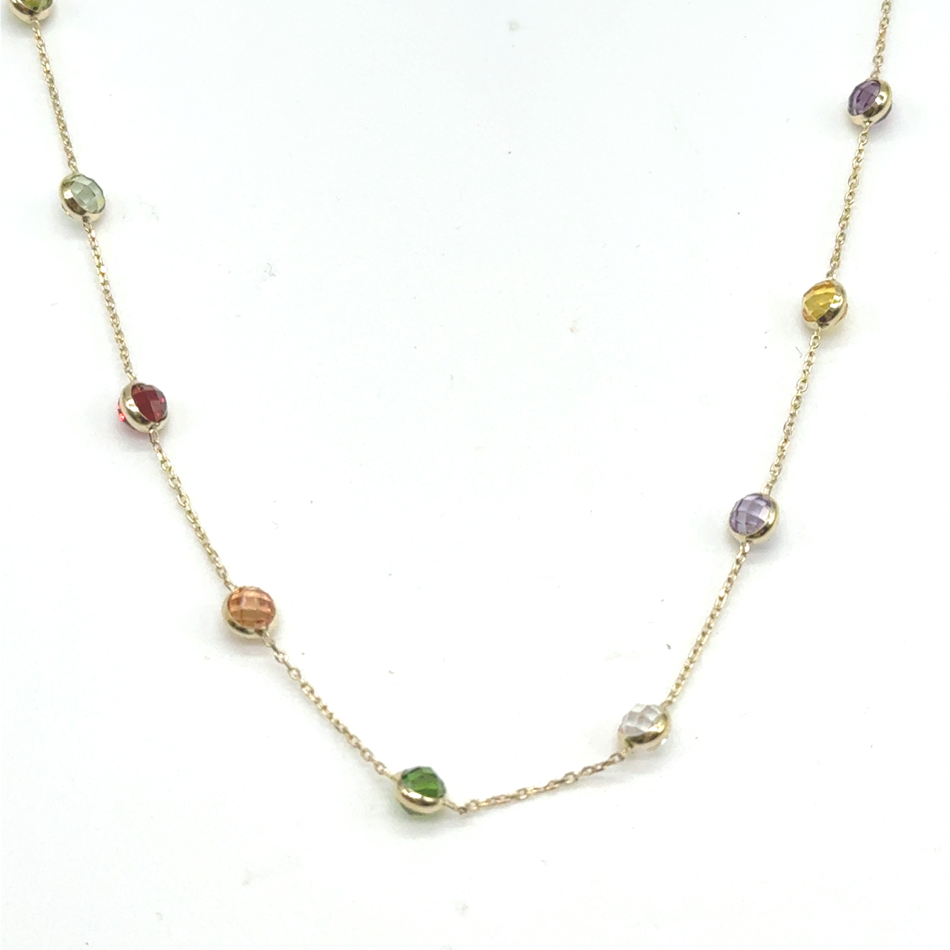 Deze 14k geelgouden schakelketting is versierd met meerkleurige zirkonia-steentjes en heeft een breedte van 2,2 mm. Met een gewicht van 5,6 gram en een lengte van 50 cm is het een schitterende nieuwe aanvulling voor elke sieradenverzameling. Draag deze ketting als een vrolijke sieraad bij zowel casual als chique outfits.