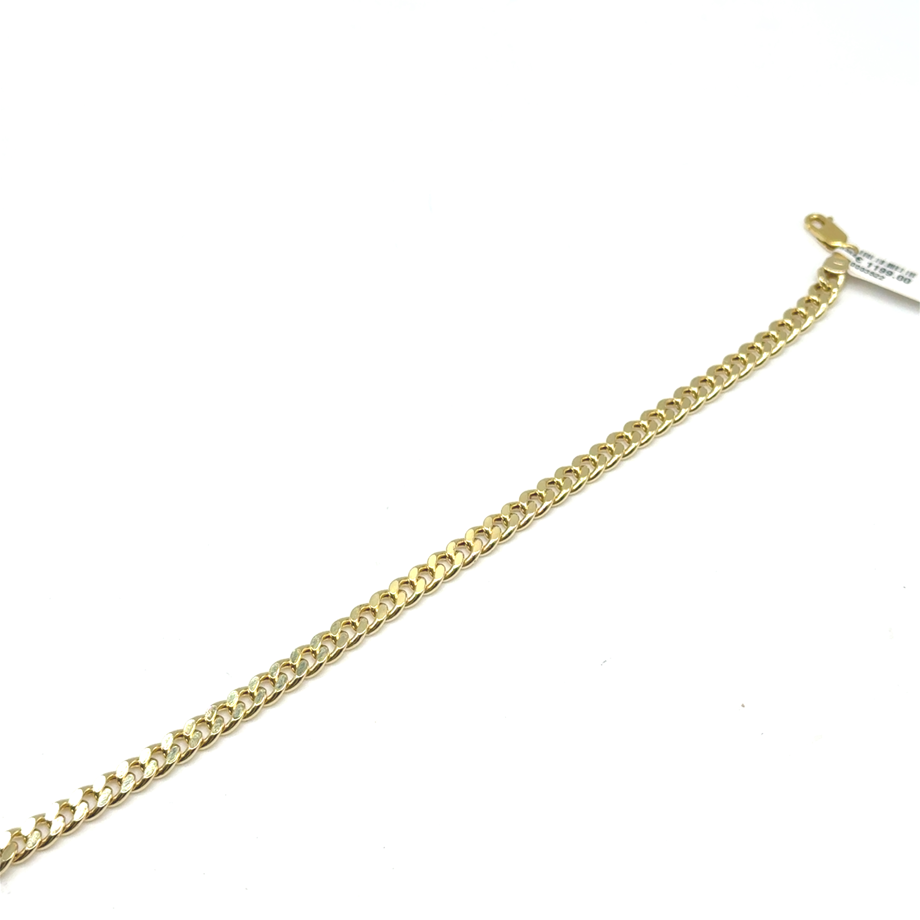 De geelgouden cuban link schakelarmband heeft een breedte van 5,7 mm en een gewicht van 7,9 gram. Gemaakt van 14-karaats goud, straalt deze armband luxe uit. De glanzende afwerking maakt het ideaal voor zowel dagelijkse als speciale gelegenheden. Draag het solo of combineer het met andere gouden sieraden voor een verfijnde look.