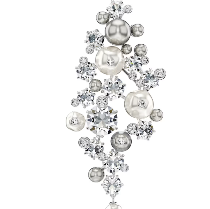 Omarm de kosmische kant van uw stijl met deze stervormige broche met rhodium toplaag. Het dramatische silhouet onthult een cluster van heldere kristallen en witte en grijze Swarovski Crystal Pearls, nauwkeurig samengebracht in een stijl die complex maar harmonieus is. Draag deze broche samen met de bijpassende oorbellen of choker om het prachtige effect te maximaliseren.