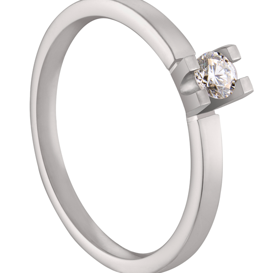 De briljant zweeft als het ware boven de ring waardoor deze in ring perfect tot uiting komt. Deze tweekleurige versie is voorzien van een 0,10 ct. briljant.