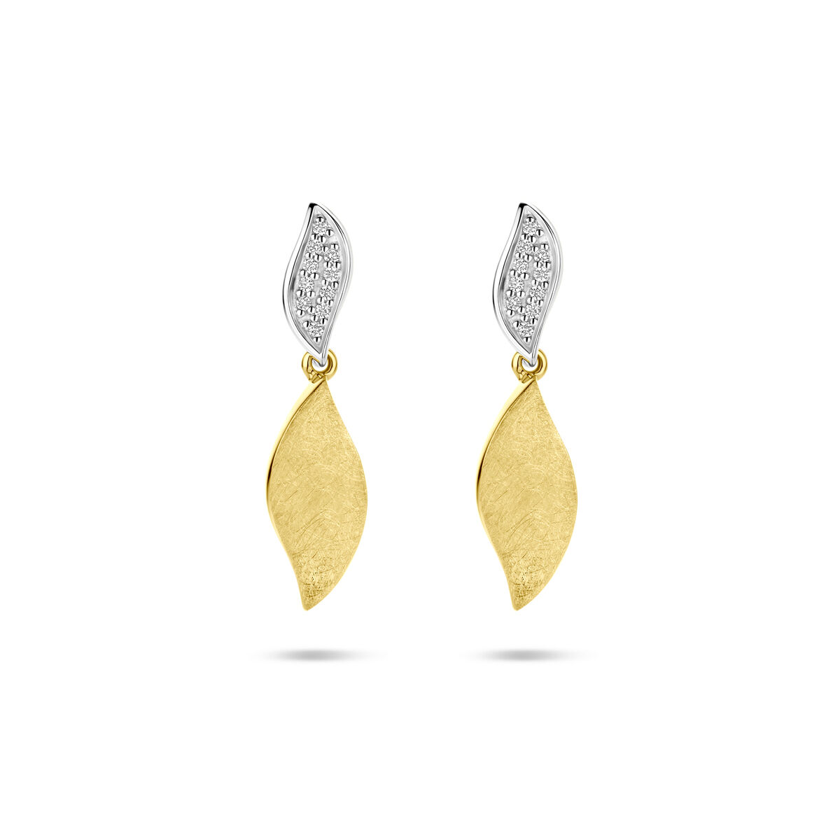 14k Bicolor geel en witgouden oorhangers uitgevoerd met diamant. De oorhangers hebben een afmeting van 24x6mm. Het totale diamantgewicht is 0.06ct.