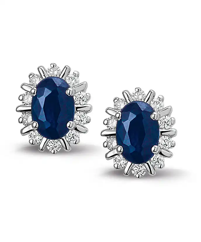 De Entourage Saffier Oorknoppen zijn elegante oorbellen met safieren, perfect voor een chique look. Kenmerken: categorie sieraden, type: oorstekers, subtype: gekleurde stenen. Beste draagwijze: combineer met een bijpassende halsketting of armband voor een verfijnde uitstraling bij zowel formele als casual gelegenheden. Een tijdloze toevoeging aan elke sieradencollectie.