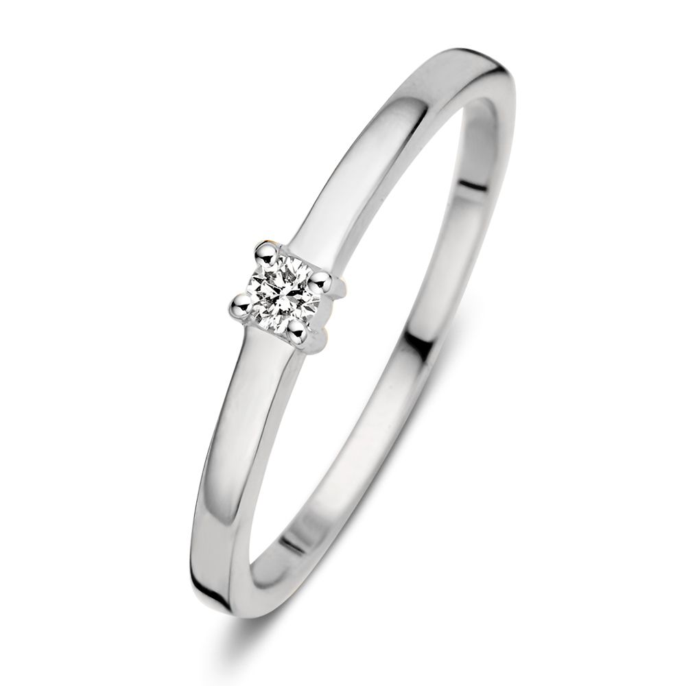 Deze Excellent Jewelry gouden ring modelnummer RH217024-56 is verfijnd met een briljant geslepen diamant van 0,06 karaat. De ring heeft een diameter van 56 mm en een breedte van 3 mm. Draag deze elegante ring solo voor een subtiele uitstraling of combineer met andere sieraden voor een meer uitgesproken look. Perfect voor elke gelegenheid.