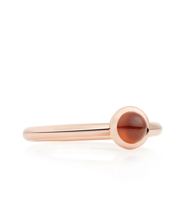 Deze Sushi ring van Bron is gemaakt van achttien karaats roségoud en is gezet met een hessoniet cabochon, een warme accentsteen met karakter. Het referentienummer van dit sieraad is 8RR4851HEC. 