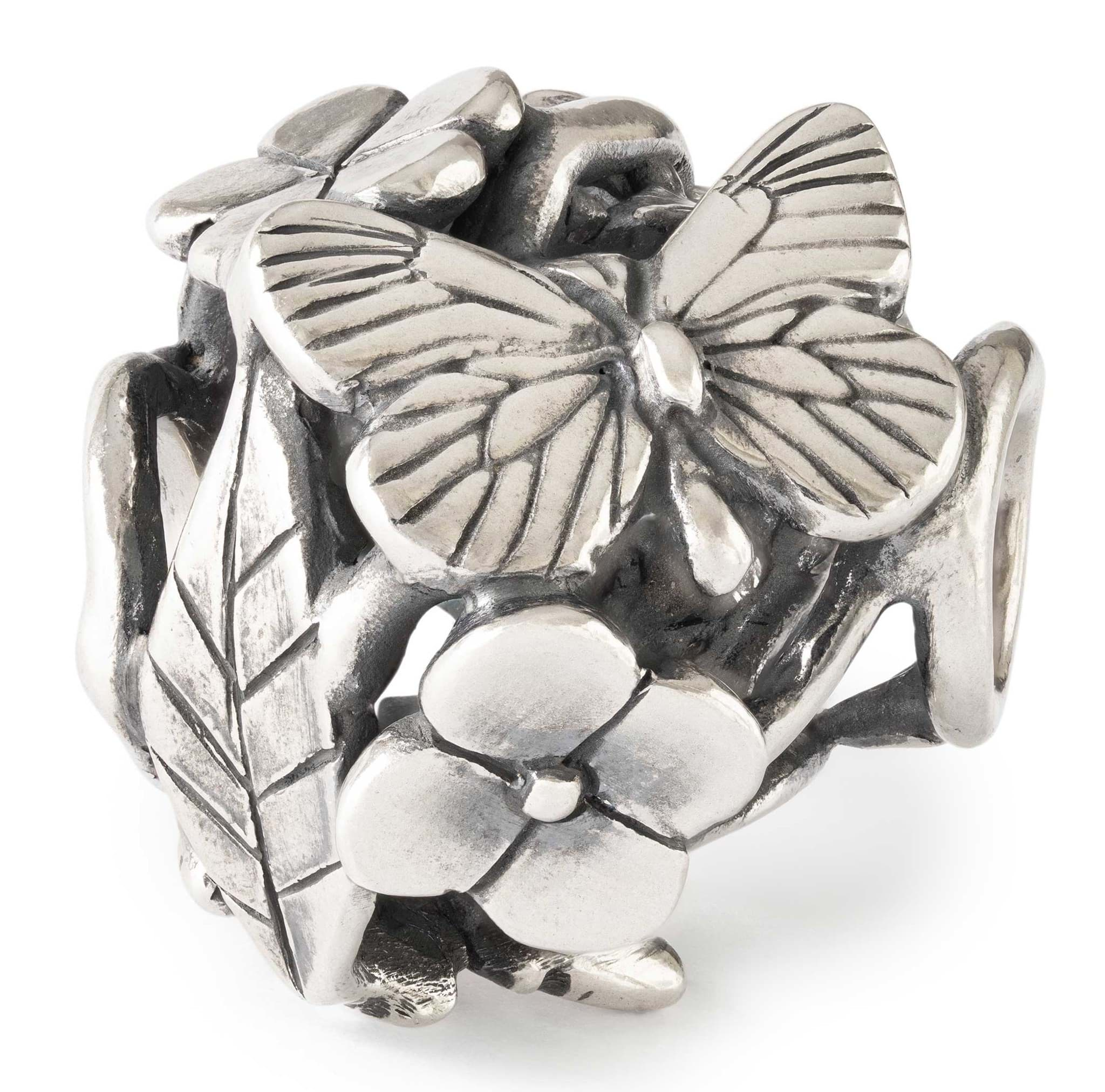 De Trollbeads Zilver Vreugdevlinders TAGBE-60014 is een prachtige hanger van zilver, ontworpen om als sieraad te dragen. Met de delicate en artistieke vlindervormgeving straalt deze hanger vrolijkheid en elegantie uit. Draag hem aan een ketting rond de hals of combineer hem met andere Trollbeads-bedels voor een unieke en persoonlijke uitstraling.