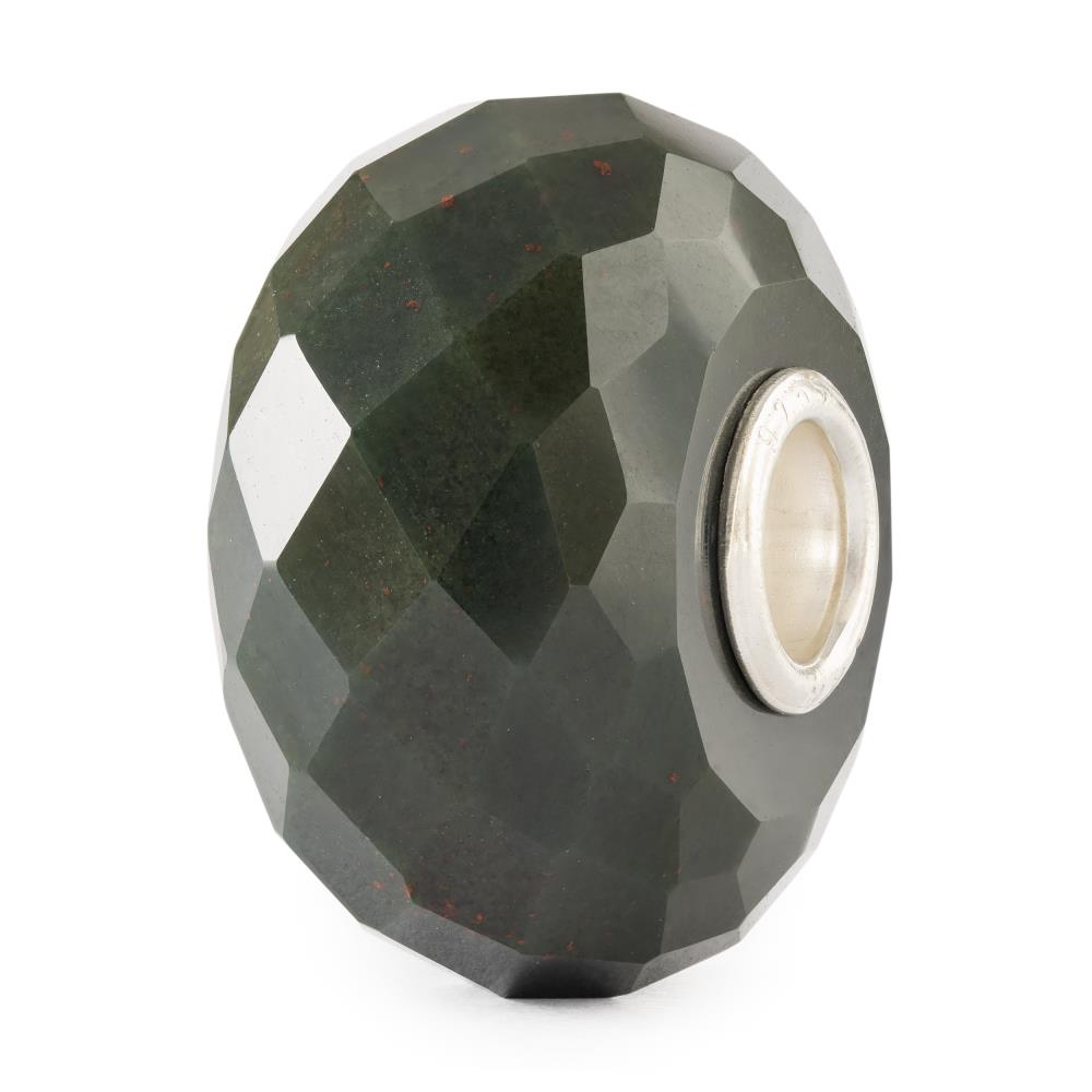 Groene chalcedoon brengt emotioneel evenwicht en innerlijke rust. Het kalmeert de geest en bevordert zachte communicatie.