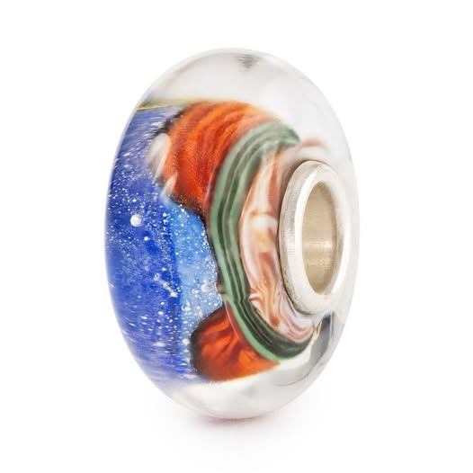 Ontdek Country Bead – Hart van Australië (TGLBE-20413).
Een eerbetoon aan de ziel van dit adembenemende continent: van de vurige rode woestijn tot de eindeloze blauwe oceaan en de gouden zon. 
Breng de verhalen van Australië altijd bij je.