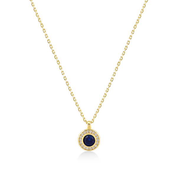De SWING JEWELS COLLIER NDC01-1399-04 is een elegante halsketting, vervaardigd uit goud, met een verfijnde goudkleurige uitstraling. De ketting heeft een lengte van 420 mm en heeft geen glanzende afwerking. Perfect om zowel casual als chic te dragen, past bij elke outfit voor een subtiele en stijlvolle look.