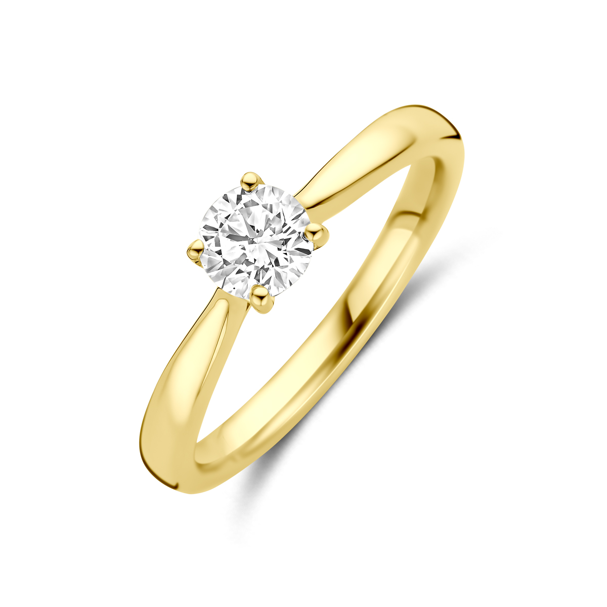 >14k Geelgouden ring uitgevoerd met lab grown diamant.&nbsp;De ring heeft een breedte van 5mm. Het diamantgewicht is 0,50ct. Lab grown diamanten zijn diamanten die ontstaan in een laboratorium. Onder extreem hoge druk en temperatuur wordt het natuurlijk ontstaansproces nagebootst met als eindresultaat een diamant met dezelfde chemische eigenschappen maar met een andere oorsprong. Dit artikel wordt geleverd met certificaat van de diamant.