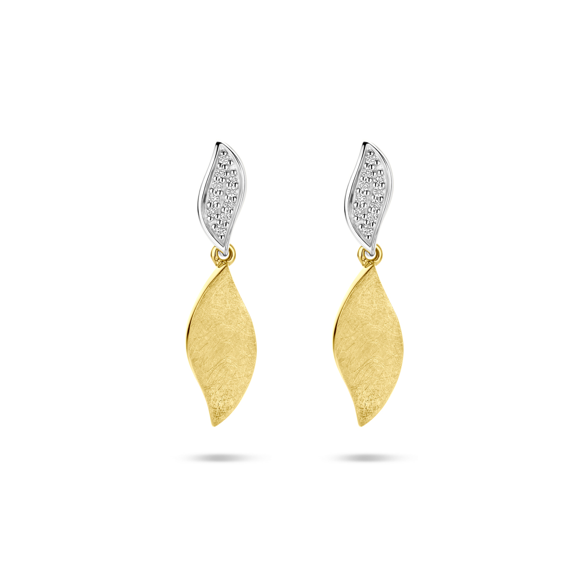 14k Bicolor geel en witgouden oorhangers uitgevoerd met diamant. De oorhangers hebben een afmeting van 24x6mm. Het totale diamantgewicht is 0.06ct.