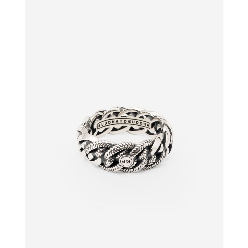 De Nathalie Textuur Small ring is een uniek ontwerp van de Nathalie schakel. Deze schakel loopt door de hele ring, inclusief het middenstuk, wat resulteert in een krachtig geheel met een iconische uitstraling. Het verfijnde vlechtwerk combineert onze Nathalie weaving met de Barbara structuur, wat zorgt voor een unieke en elegante look. Combineer de ring met onze bijpassende armband voor een complete set die zich onderscheidt van de standaard Nathalie collectie. Elk stuk is ontworpen in Amsterdam en met zorg vervaardigd in Zuidoost-Azi&euml; van gerecycled zilver. Welke mijlpaal vier jij met deze ring?