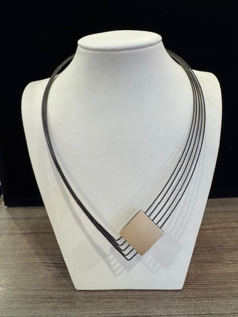 Stalen collier 5 draden zwart + vierkant goud/antraciet 