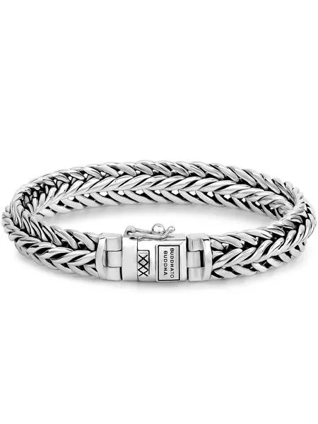 Maak kennis met de Nurul Armband: een krachtig en verfijnd sieraad, met liefde handgemaakt in Zuidoost-Azië van gerecycled zilver. De Nurul weeftechniek combineert stoerheid met elegantie. Dit tijdloze ontwerp uit Amsterdam straalt vakmanschap uit in elk detail. Perfect te combineren vanwege het tijdloze design. Ga jij het leven vieren door jezelf of iemand anders te trakteren op dit krachtige sieraad?