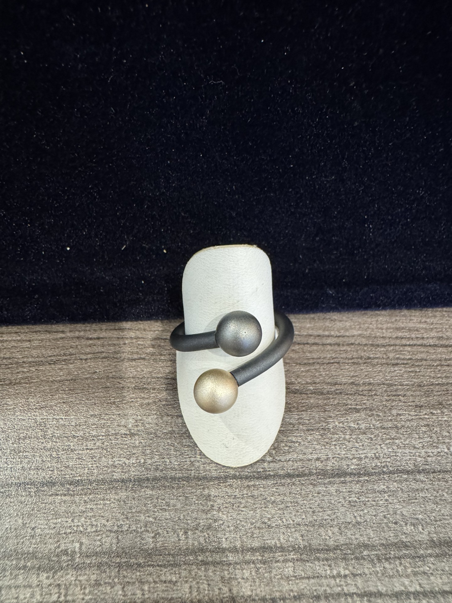 Aluminium ring antraciet + 2 bollen goud-grijs
verstelbare maat