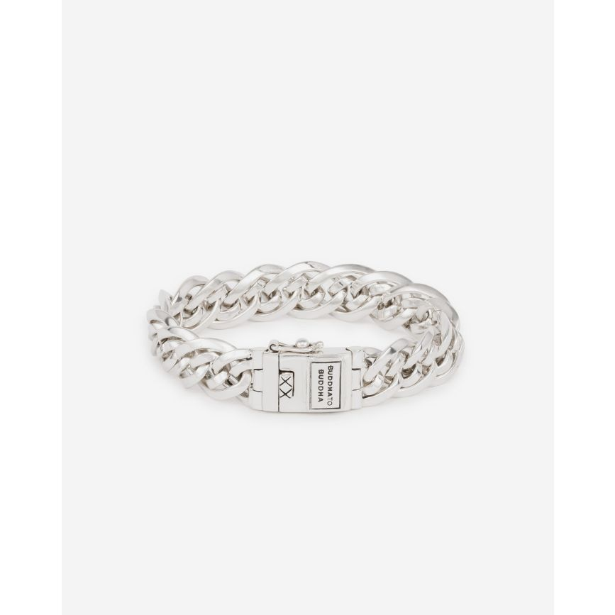 De Nathalie XS Armband is een echte iconische Buddha to Buddha armband. Het ontwerp is een van de bekendste schakels uit onze collectie! De aparte dubbele schakels die typisch zijn voor de Nathalie maakt deze sterling zilveren armband tot een echt meesterwerk. Elke schakel is zorgvuldig met de hand gevormd, een getuigenis van de toewijding en het vakmanschap van onze ambachtslieden. Gemaakt van gerecycled 925 zilver, staat deze armband voor een perfecte balans tussen duurzaamheid, kwaliteit en stijl. De Nathalie XS Armband is meer dan alleen een sieraad; het is een verhaal van passie, kunst en connectie. Ontworpen in Amsterdam en met de hand gemaakt in Zuid-Oost Azië.