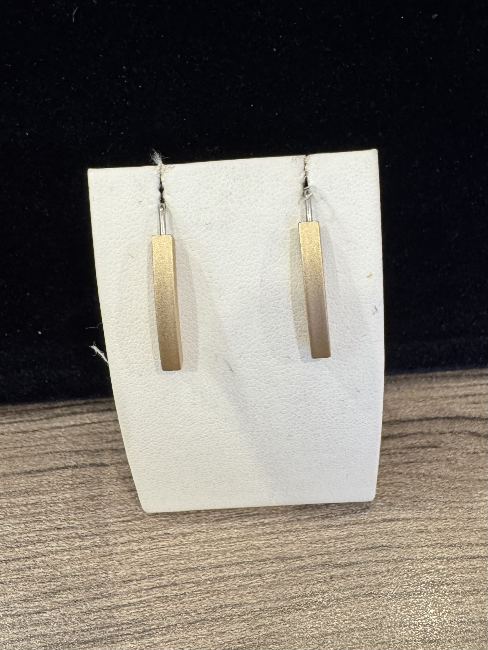 Stalen oorbel  aluminium balken goud