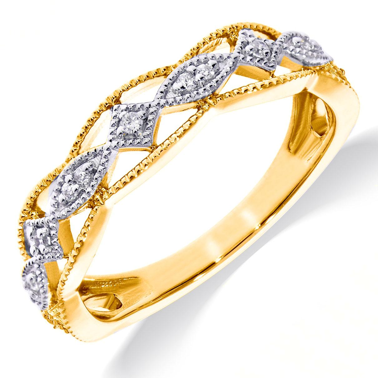 Deze geelgouden ring, modelnummer GGA4707, is gesierd met 13 briljant geslepen diamanten van 0,08 karaat. Gemaakt van 14-karaats goud, straalt hij elegantie en glans uit. Perfect voor een formele gelegenheid of als een verfijnd accent bij elke outfit. Draag hem solo voor een subtiele luxe uitstraling. Echt een must-have voor elke sieradencollectie.