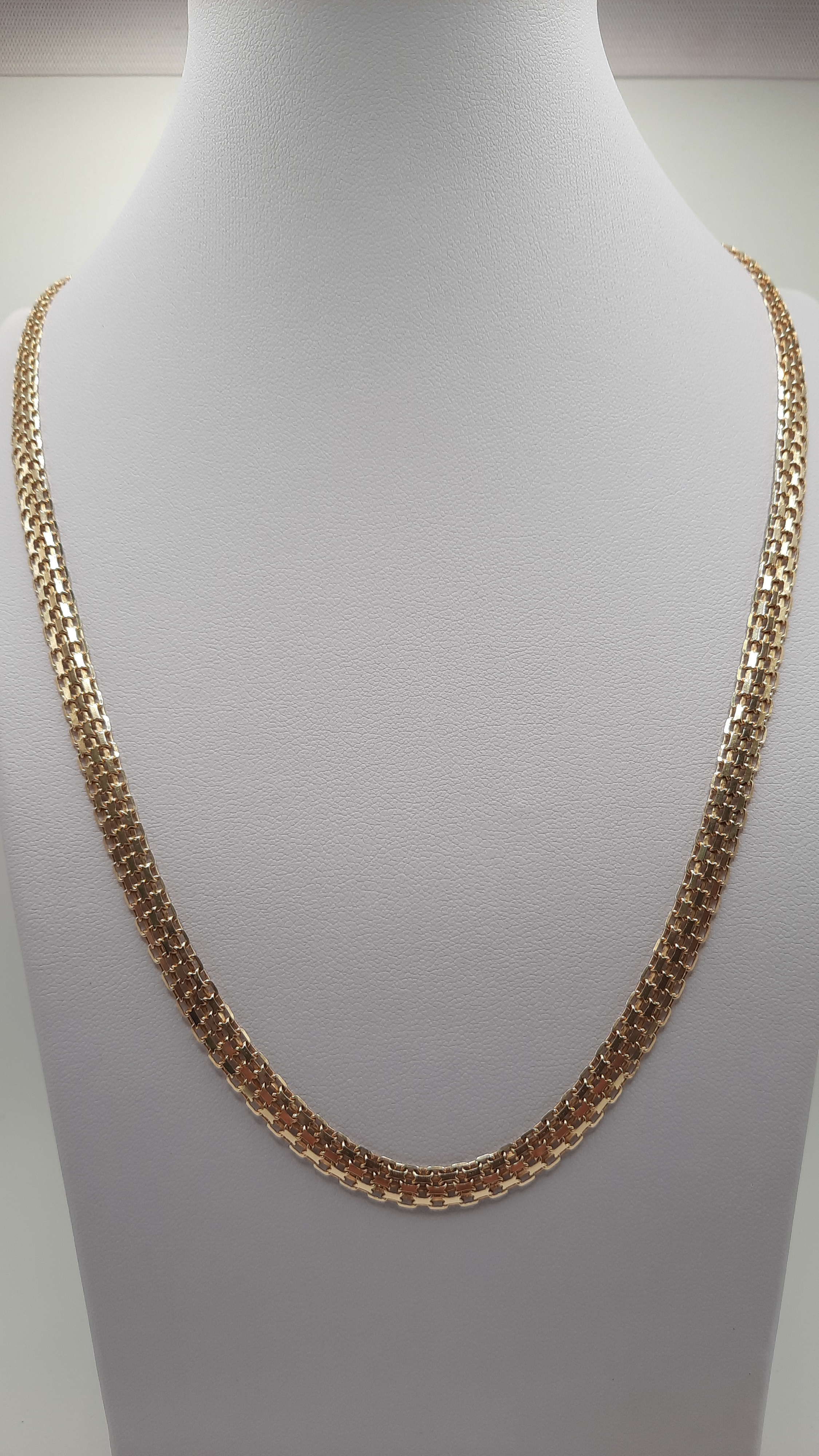 De gouden rope ketting met modelnummer 000132 is een verfijnd sieraad van een ongedefinieerd merk. Gemaakt van 14-karaats goud, weegt het 15,8 gram en heeft het een breedte van 6,2 mm en een lengte van 550 mm. Perfect voor elke gelegenheid, draag het over een eenvoudige blouse of jurk voor een elegante uitstraling.