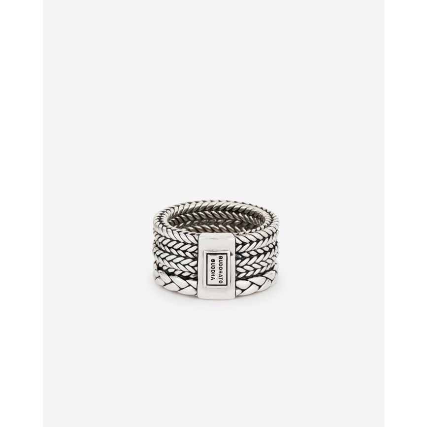 De Triple Mini Ring is een meesterwerk van samensmelting en stijl. Deze ring brengt de geliefde schakels van Barbara, Ellen en George samen in één harmonieus ontwerp. Elk detail is zorgvuldig vervaardigd uit gerecycled zilver, wat getuigt van onze toewijding aan kwaliteit en traditie. Ontworpen in Amsterdam en met passie handgemaakt in Zuidoost-Azië, is de Triple Mini Ring niet alleen een sieraad, maar een verhaal van verbinding. Welk verhaal vertel jij met deze iconische ring?