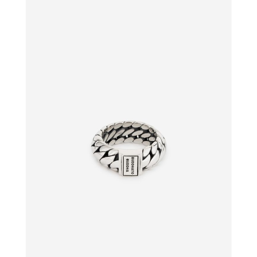 De Ben small ring, een tijdloze klassieker en een essentieel onderdeel van onze collectie. Deze ring, vervaardigd uit gerecycled zilver, is geliefd vanwege de iconische Ben-schakel. Ontworpen met passie in Amsterdam en met zorg met de hand gemaakt in Zuidoost-Azië. Dit tijdloze ontwerp wordt met puur vakmanschap geproduceerd en laat zich moeiteloos combineren met andere Buddha to Buddha sieraden. Het dragen van een Ben sieraad betekent dat je kracht en moed met je meedraagt! De Ben small Ring is smaller dan de Ben Ring en valt binnen de categorie brede ringen. Ga jij het leven vieren door jezelf of iemand anders te trakteren op dit krachtige sieraad?