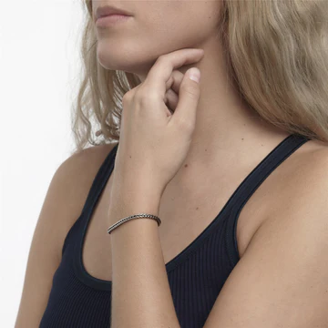 Product TAGBR-00012 is een prachtige armband van een onbekend merk. Deze stijlvolle armband, gecategoriseerd onder "JEWEL", voegt een vleugje elegantie toe aan elke outfit. Draag hem solo voor een subtiele look of combineer met andere armbanden voor een gelaagd effect. Perfect voor zowel dagelijkse als speciale gelegenheden.