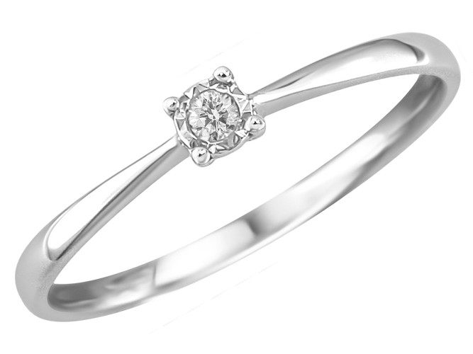 De Wit gouden Solitaire ring is een verfijnde verlovingsring. Gemaakt van 18karaat  wit goud, straalt deze ring elegantie uit. Ideaal om te dragen bij verlovingsgelegenheden. Voor de beste uitstraling, draag je deze ring solo op de ringvinger. Perfect voor een tijdloze en klassieke look.