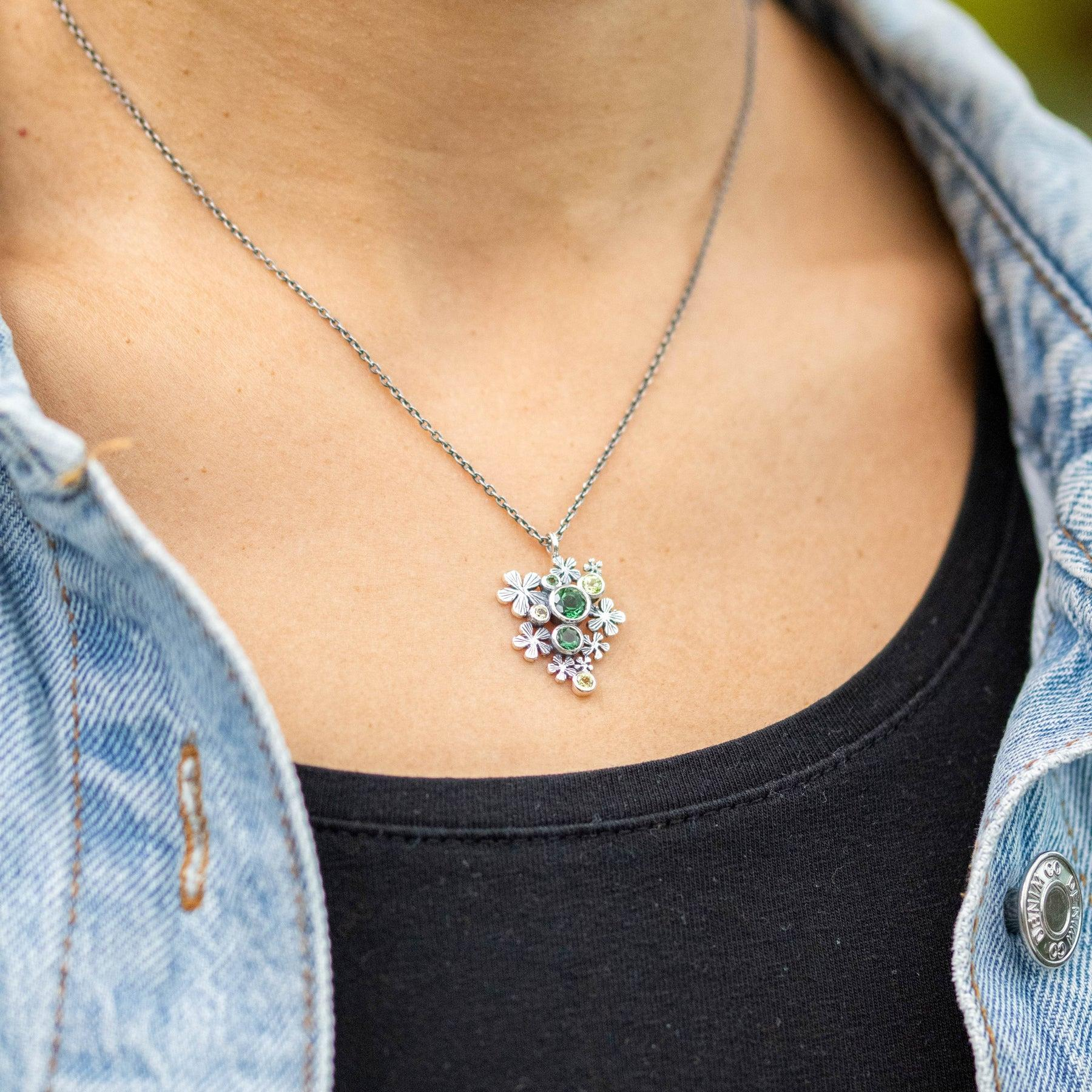 De 73002024 ketting is een verfijnd sieraad dat perfect is voor elke gelegenheid. Draag hem als een statement-stuk met een eenvoudige blouse of jurk om zijn elegantie te benadrukken. Ideaal voor zowel dagelijks gebruik als speciale gelegenheden. Voeg een vleugje klasse aan je outfit toe met deze prachtige juweelketting.