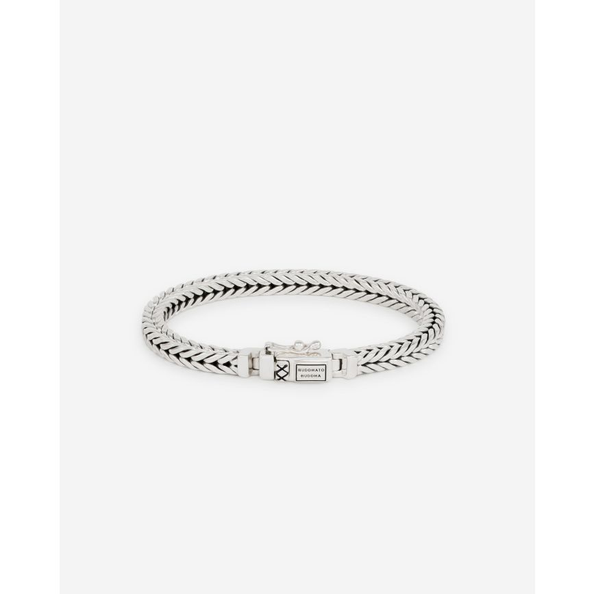 De Barbara XS Armband is een iconische Buddha to Buddha armband, waarbij de kracht van verbinding en vakmanschap centraal staan. Elk schakel van deze armband is met uiterste precisie handgemaakt en weerspiegelt de toewijding en passie van onze ambachtslieden. De gedetailleerde schakels en het compacte ontwerp maken de Barbara XS Armband tot een subtiele, doch krachtige toevoeging aan jouw sieradencollectie. Ontworpen in Amsterdam en met de hand gemaakt uit gerecycled zilver in Zuid-Oost Azië. Welke mijlpaal vier jij met dit sieraad?