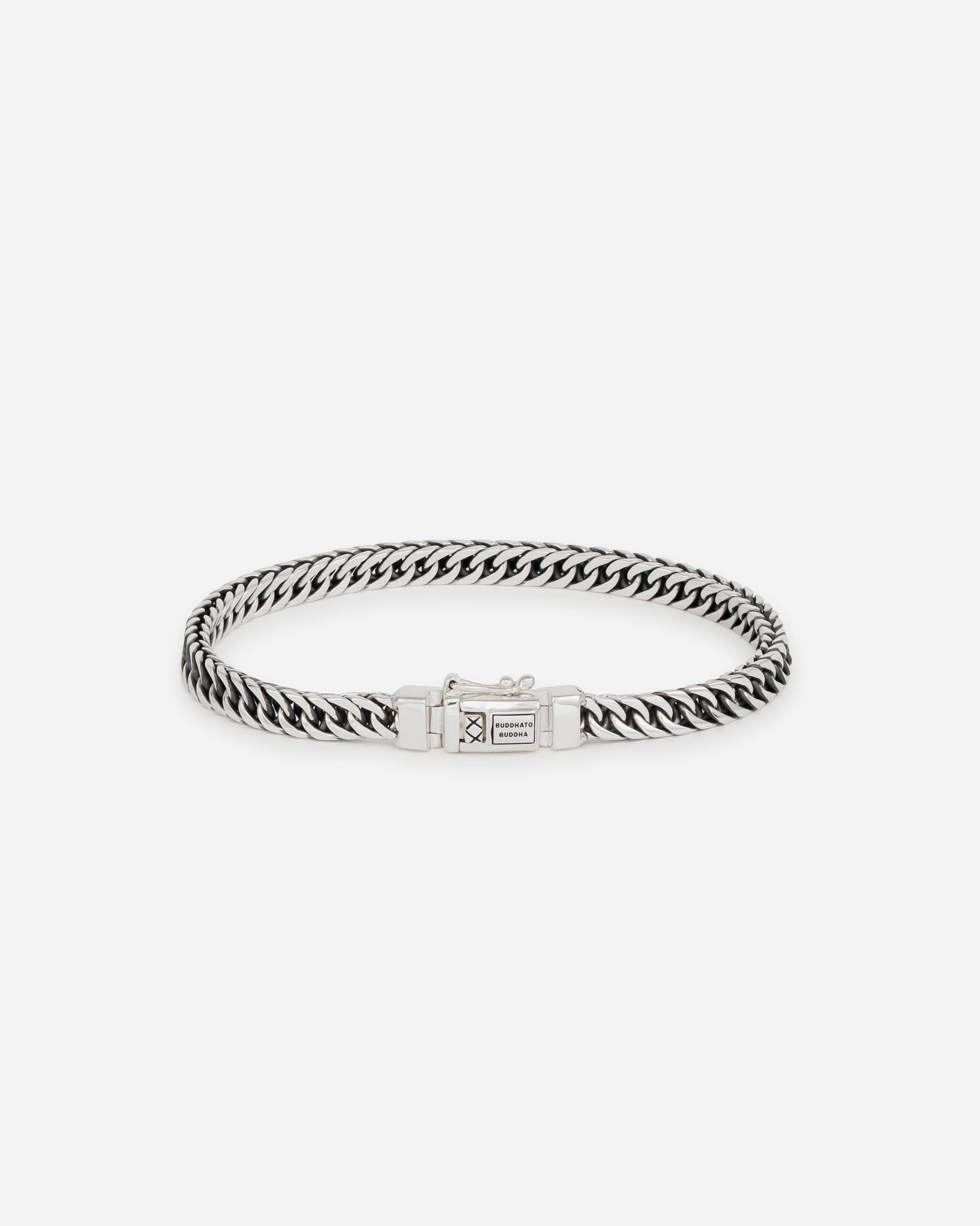 De Esther Mini Armband is een verfijnd sieraad dat elegantie vermengd met robuuste charme. Deze mini armband is een verfijnde variant van de populaire Esther schakel. Ontworpen in Amsterdam en met liefde en precisie handgemaakt in Zuid-Oost Azië van gerecycled zilver. De Esther Mini is niet zomaar een sieraad; het is een stukje kunst dat je draagt als symbool van jouw unieke pad en de bijzondere momenten in het leven. Wie of wat herinnert jou eraan om elke dag te koesteren en te vieren?